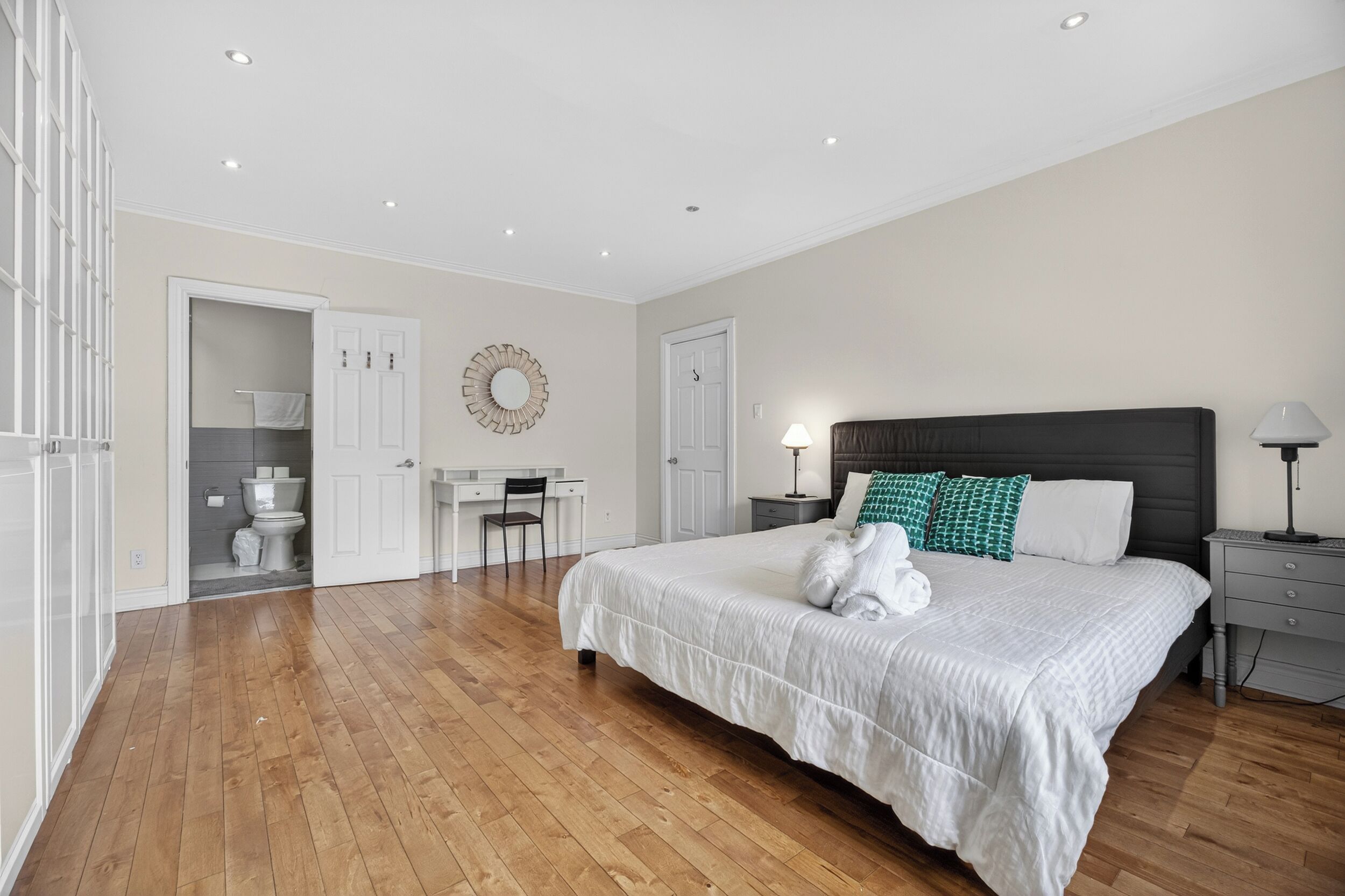 6 bedrooms, desk, iron/ironing board, travel crib