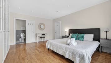 6 bedrooms, desk, iron/ironing board, travel crib