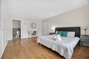 6 chambres, bureau, fer et planche à repasser, lit de bébé portatif