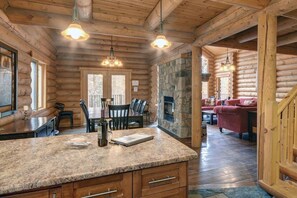 テレビ、暖炉、テレビゲーム、DVD プレーヤー