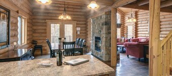 Lake front Log home 7 bedrooms