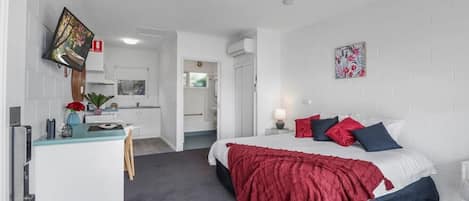 Iron/ironing board, WiFi, bed sheets
