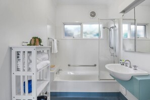 وحدات دش مع أحواض  استحمام، مجففات شعر