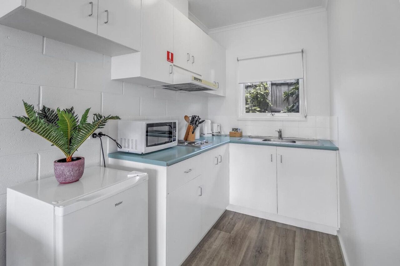 Fridge, microwave, stovetop, cookware/dishes/utensils