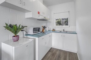 Køleskab, mikrobølgeovn, kogeplade, køkkentøj/tallerkener/redskaber