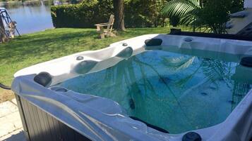 Bañera de hidromasaje exterior