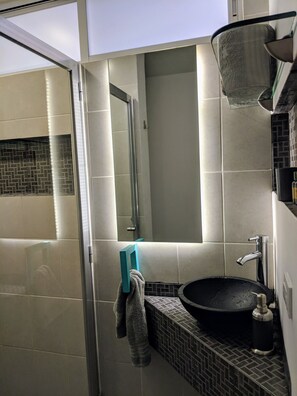 Douche, articles de toilette écologiques, sèche-cheveux