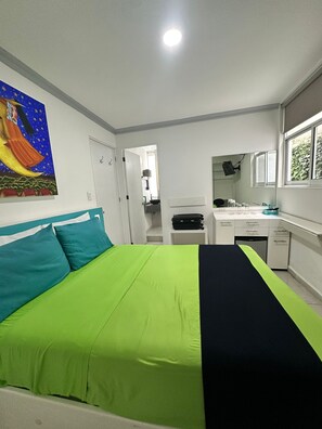6 bedrooms, desk, iron/ironing board, free WiFi