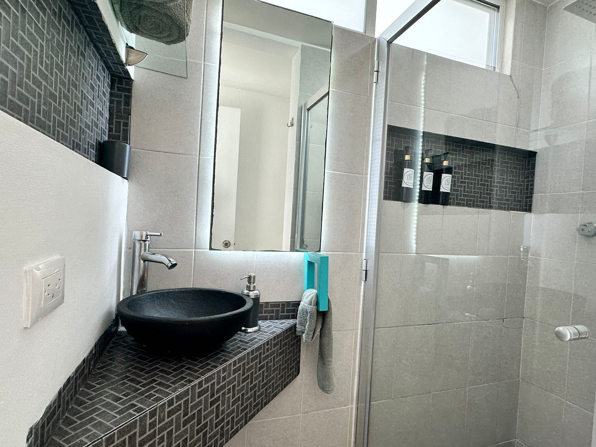 Dusche, umweltfreundliche Kosmetikartikel, Haartrockner, Handtücher