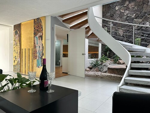 6 Rooms + 6.5 Bathrooms + Private Free Parking + Free Daily Cleaning Services!