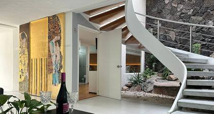 6 Rooms + 6.5 Bathrooms + Private Free Parking + Free Daily Cleaning Services!