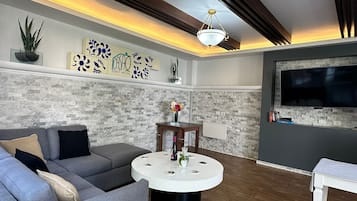 Una Smart TV, libros