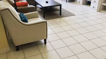 Televisión de pantalla plana, reproductor de DVD, futbolito y juguetes