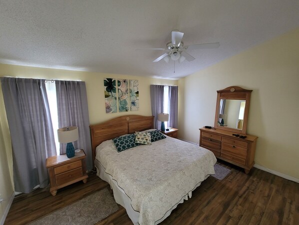 4 Schlafzimmer, Verdunkelungsvorhänge, Bügeleisen/Bügelbrett