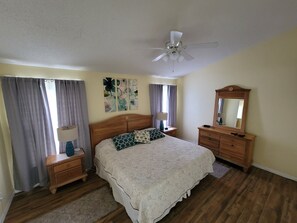 4 habitaciones, cortinas blackout y tabla de planchar con plancha