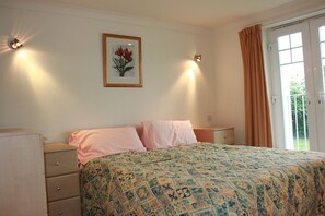 4 bedrooms, iron/ironing board, free WiFi, bed sheets - FANTASTIC LODGE - FREE FACILITIES And WiFi  (Newquay)