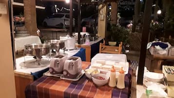 Petit déjeuner servi tous les jours en supplément