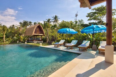 5 * Luxury villa with swimming pool and Wifi, fantastic staff, beach accessible