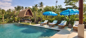 5 * Luxury villa with swimming pool and Wifi, fantastic staff, beach accessible