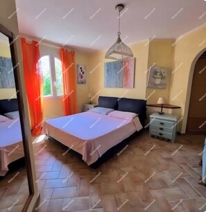 3 habitaciones, tabla de planchar con plancha, wifi y ropa de cama 