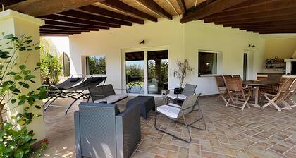 4 zimmer. 2 km von den StrÀnden von Chia entfernt. rifinitissima. ausgestattet. maximale PrivatsphÀre