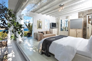 6 bedrooms, in-room safe, iron/ironing board, free WiFi