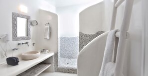 Badewanne, Haartrockner, Handtücher, Seife