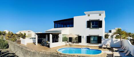 Alberca al aire libre y alberca climatizada