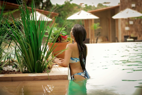 Alberca al aire libre, acceso de 09:30 a 18:00, y camastros