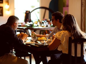 Desayuno bufé gratuito y diario