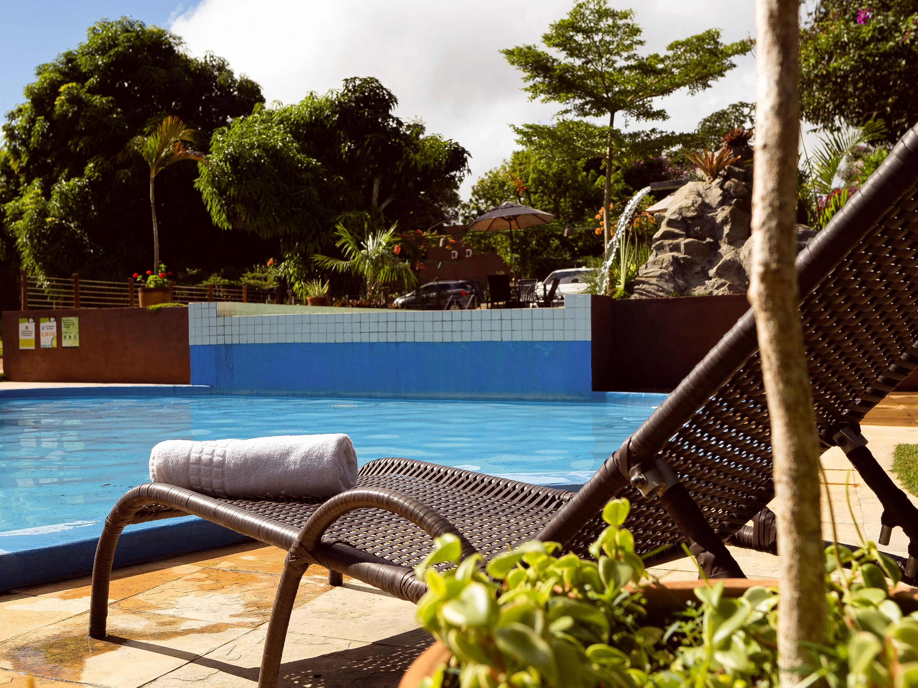 outdoor pool, open 9:30 am to 6:00 pm, pool loungers