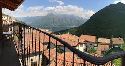 Holiday home with lovely views of Lake Iseo for 6 people
