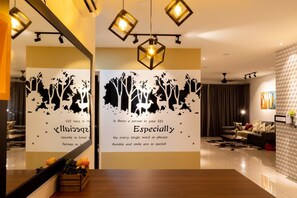 Southwest Suite Reimagined | Área de estar | TV de tela plana