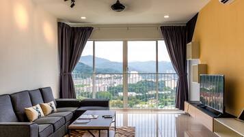 Southwest Island Suite | Living room | Flat-screen TV