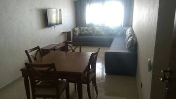 Căn hộ dành cho gia đình, 3 phòng ngủ | Phòng khách | TV màn hình phẳng 32-inch có truyền hình vệ tinh, TV