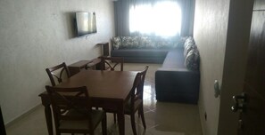 家庭公寓, 3 間臥室 | 客廳 | 32-吋平面電視、衛星頻道、電視