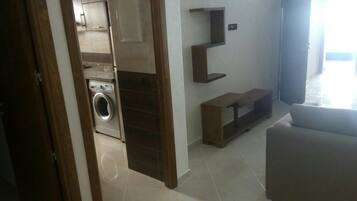 Căn hộ dành cho gia đình, 3 phòng ngủ | Phòng khách | TV màn hình phẳng 32-inch có truyền hình vệ tinh, TV