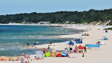 Sulla spiaggia, lettini da mare