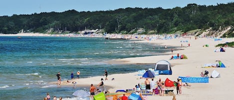 På stranden och solstolar