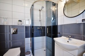 Douche, sèche-cheveux, savon, papier toilette