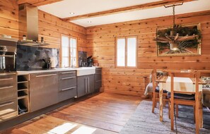 Een koelkast, een kookplaat, een vaatwasser