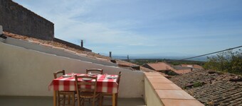 Moderna casa de vacaciones renovada con terraza panorámica, cerca del mar y la montaña.
