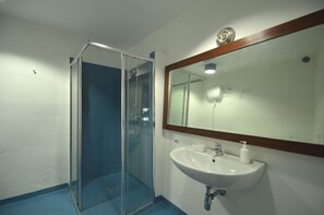 Dusche, Haartrockner, Bidet, Handtücher
