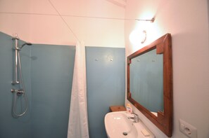 Shower, hair dryer, bidet, towels - Modern renovated holiday home with panoramic terrace, close to sea and mountains (Seneghe)