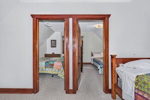 3 bedrooms, iron/ironing board, WiFi (free), bed sheets - Gorgeous lakefront cabin, wrap-around enclosed porch, dock! (St Germain)