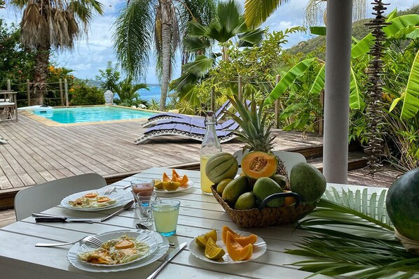 Outdoor dining - The charming Villa Coco **** and its bungalow with magnificent sea views (Le Marin)