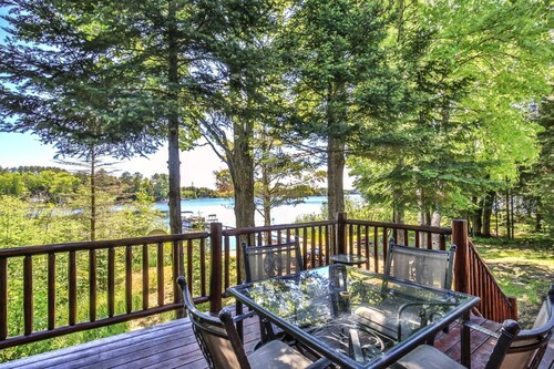 Lakefront log cabin on Lost Lake with dock, kayaks, large deck, and fire pit!