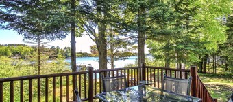 Lakefront log cabin on Lost Lake with dock, kayaks, large deck, and fire pit!