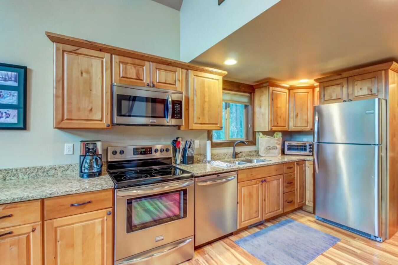 冷蔵庫、電子レンジ、オーブン、コンロ