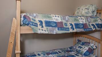 Fer et planche Ă repasser, lit parapluie, Wi-Fi, draps fournis